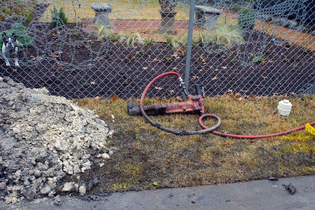(above) They have to drill down a total of 8 feet, and the drill’s reach can be lengthened by adding long extensions to it. Unfortunately for them, 4 1/2 feet down they encountered a dense layer of Austin chalk which will require them to drill all day to chip out an additional 3 1/2 feet.