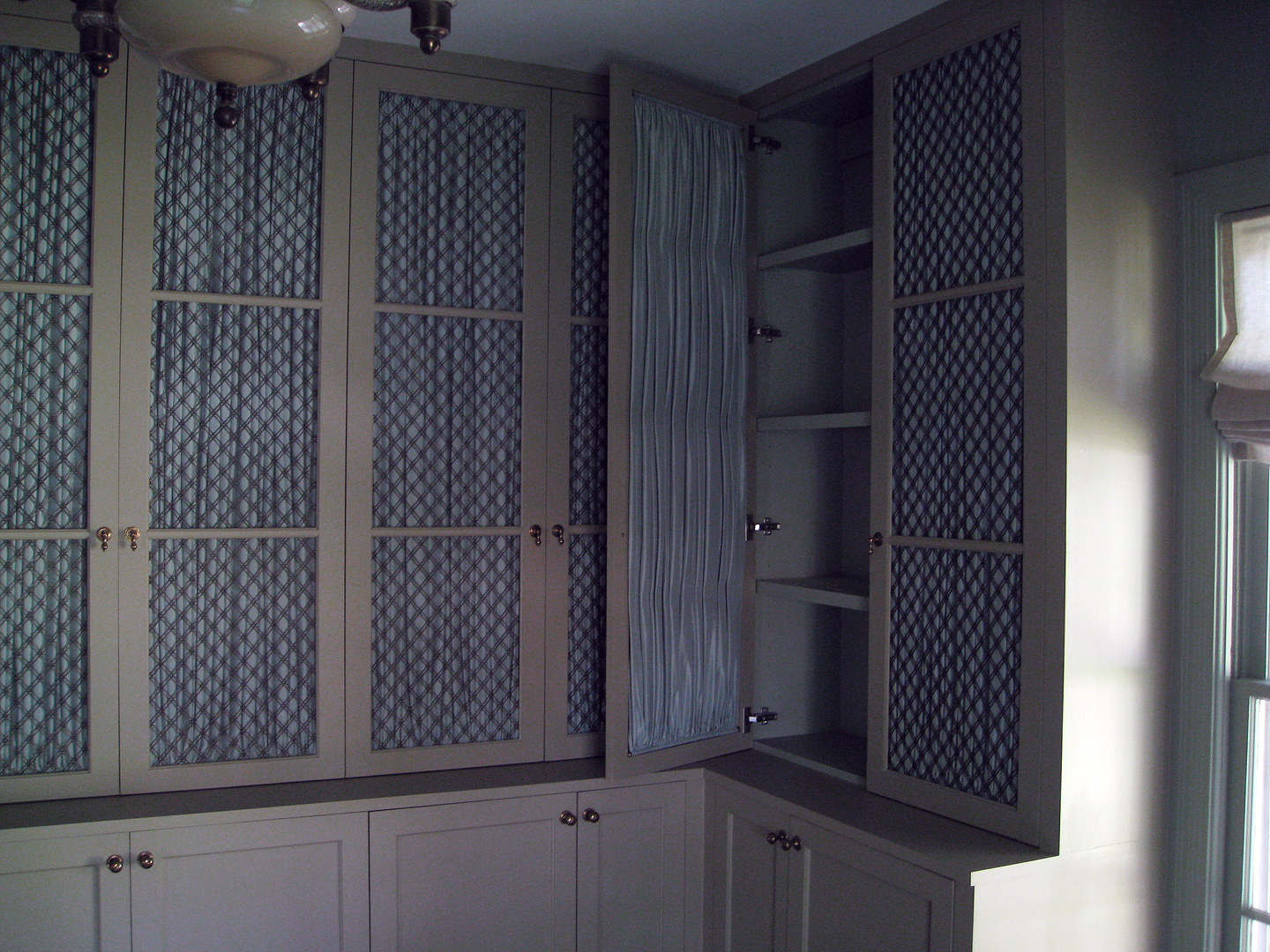 (above) I'm not a pro at this photography thing, but I'm hoping you can tell that the inside of the cabinet is painted a different color than its exterior. It's a kind of soft grayish green with a hint of mint.