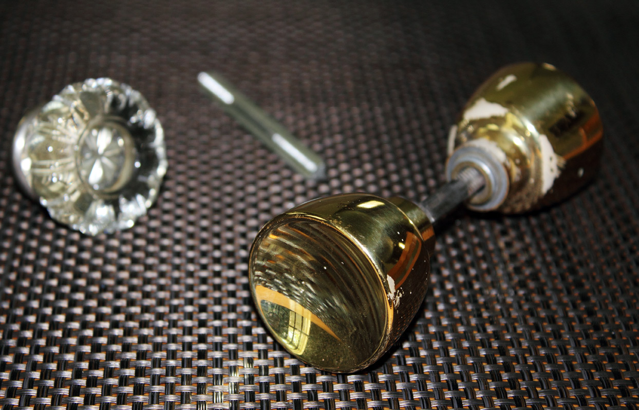 On the right is the ugly and inappropriate George Jetson knob, and in the middle is the new spindle that came with the new knobs.