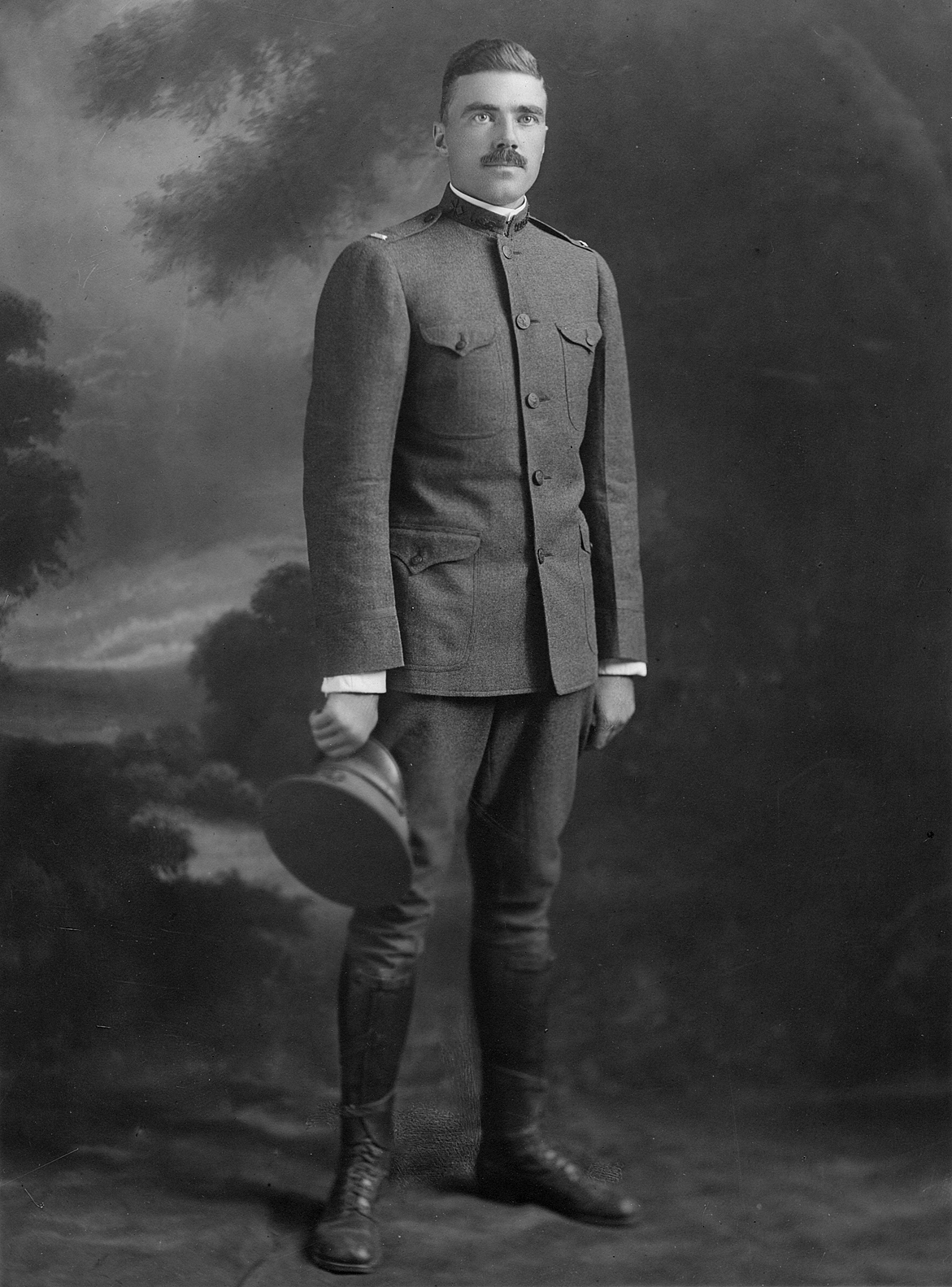 (above) Frank F. Bell II as First Lieutenant, Signal Reserve Corps, Aviation Section when called to active duty July 1917