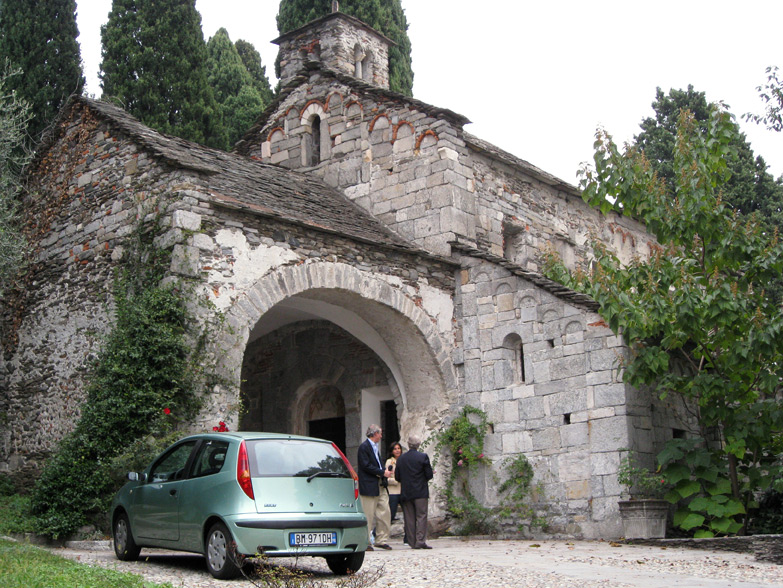 Above is the exterior. The newest portion, a sixteenth century porch with a vaulted ceiling, partly hides the original façade. Please try to ignore the car.