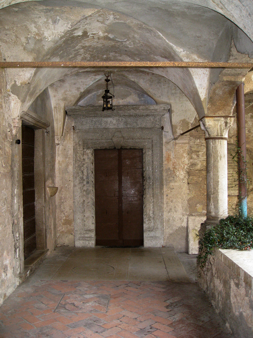 (above) Unfortunately I don’t know what lies beyond these doors. I just didn’t have the courage to try them.